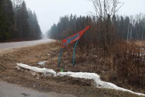 указатель, где нужно повернуть к лагерю